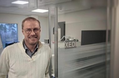 Pörssisähkön hintaa seuraava laite