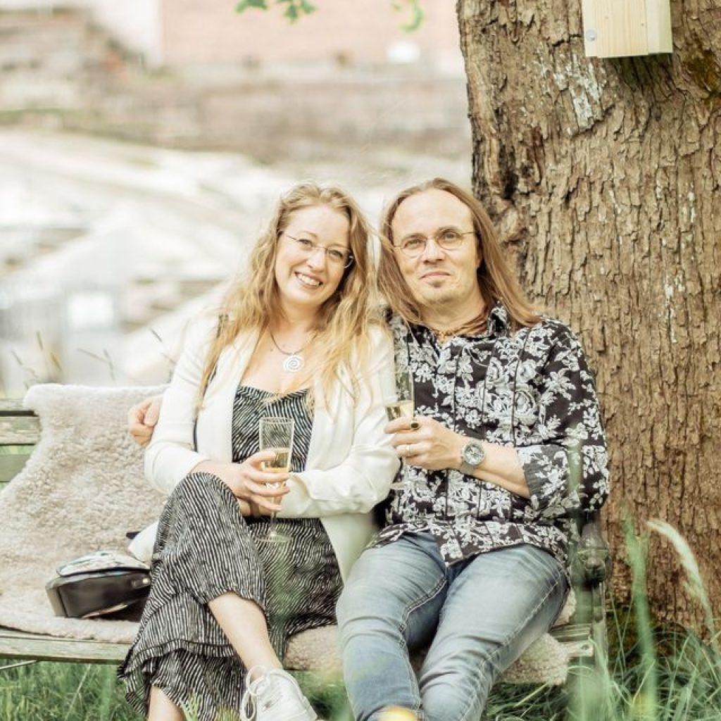 Juha Ruokangas ja Emma Elftorp soitinverstaallaan Harvialassa, kädessä rakenteilla oleva kitara — pääkuva, mieluiten vaakakuva