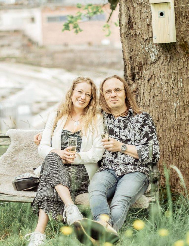 Juha Ruokangas ja Emma Elftorp soitinverstaallaan Harvialassa, kädessä rakenteilla oleva kitara — pääkuva, mieluiten vaakakuva