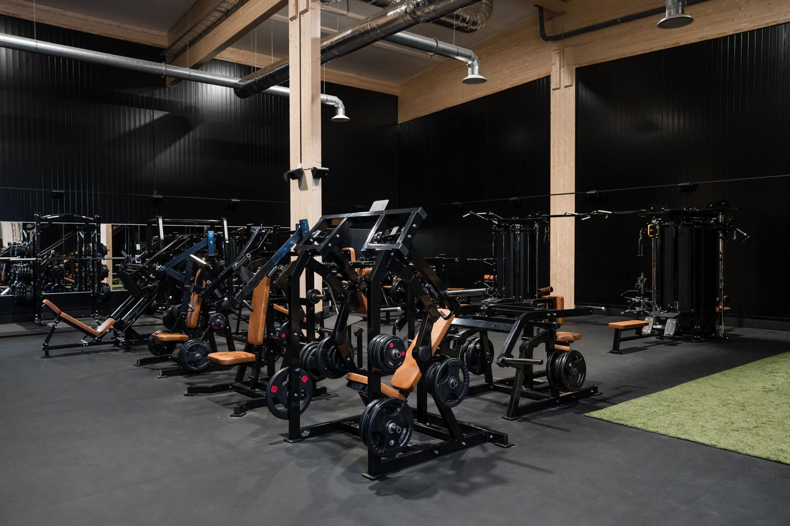Valmis kuntosali, jonka laitteet on suunnitellut ja asentanut Gym Productions Finland