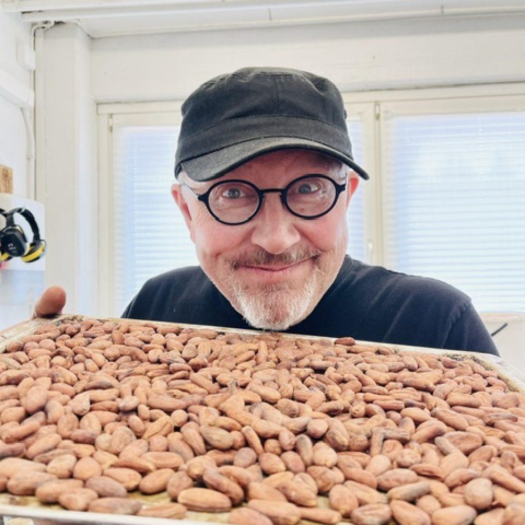 Käsintehtyjä suklaalevyjä porvoolaisen Pienen Suklaatehtaan tuotannossa