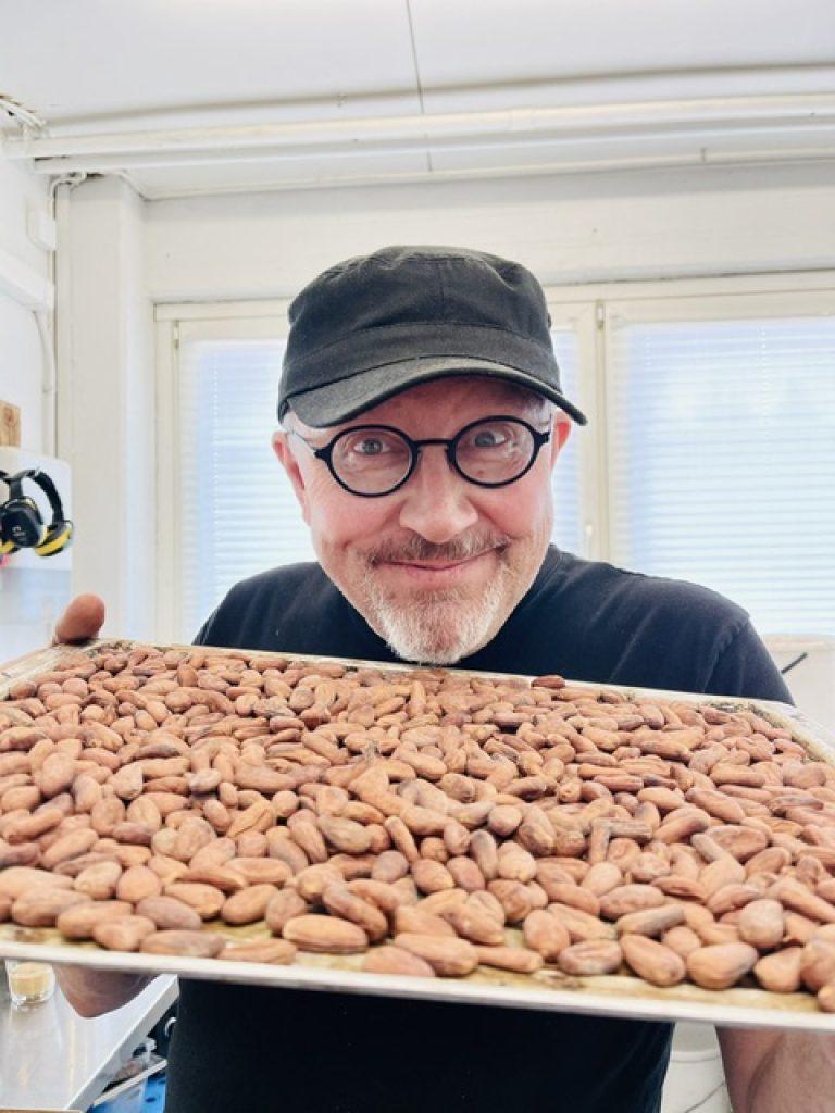Käsintehtyjä suklaalevyjä porvoolaisen Pienen Suklaatehtaan tuotannossa