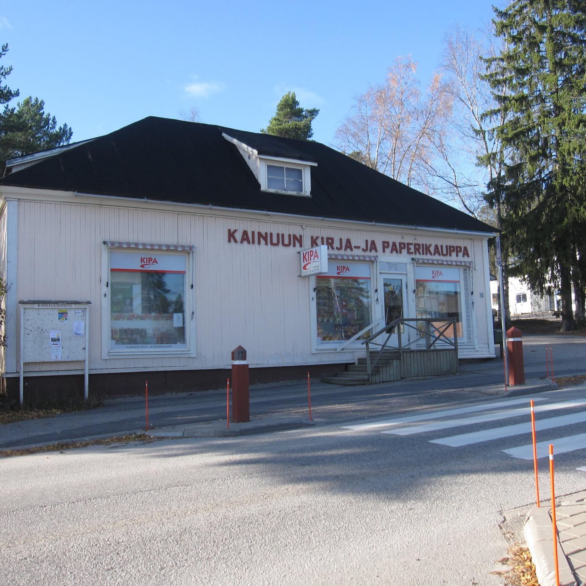 Kirjahyllyjä ja paikallisten kirjailijoiden teoksia Kainuun Kirja- ja Paperikaupassa