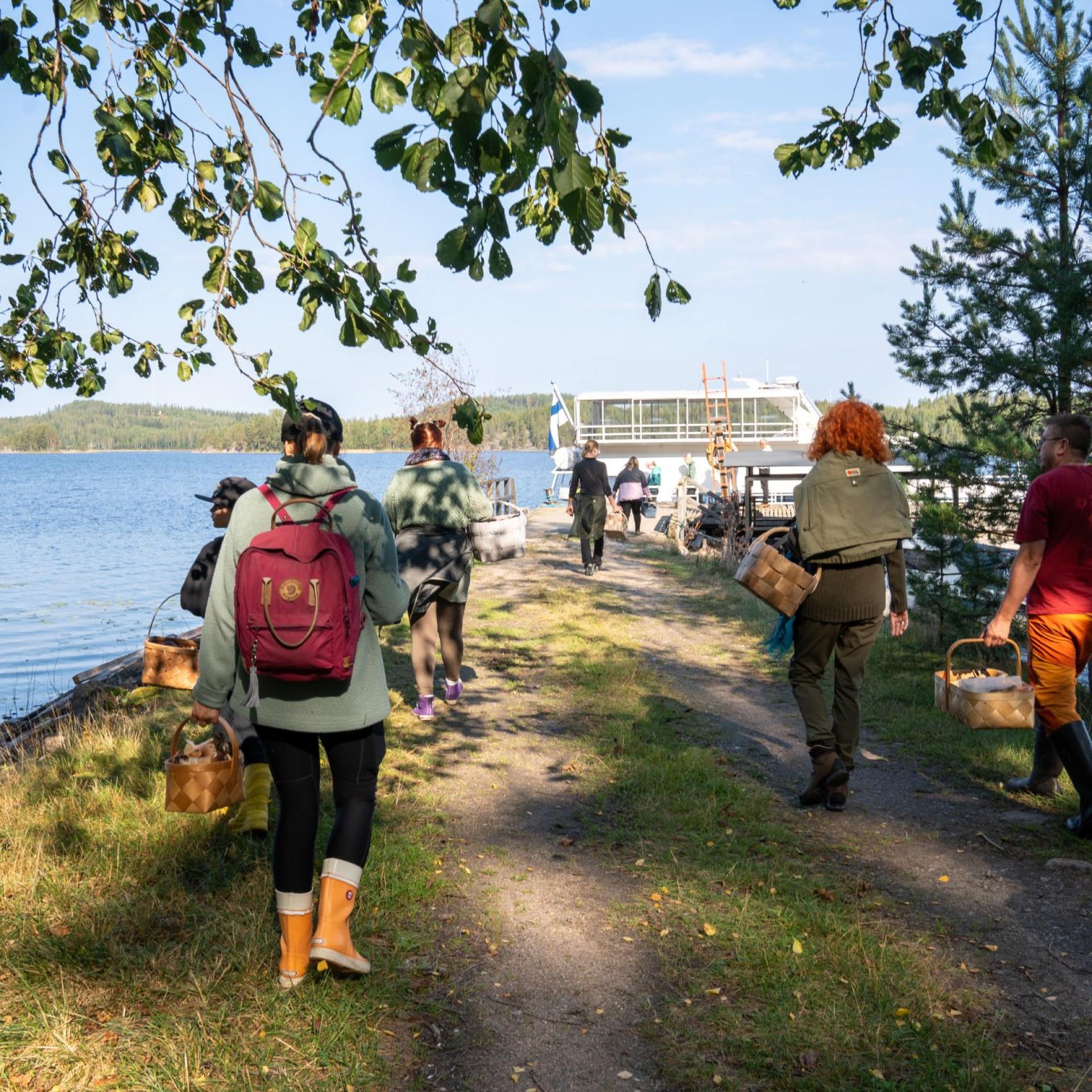 Kapteeni ja yrittäjä Piia Kinnunen aluksensa ruorissa Savonlinnassa