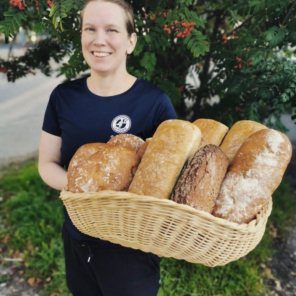 Kaksi lihapiirakkaa, joista toisen päällä kananmuna, Lappeenrannan torilla