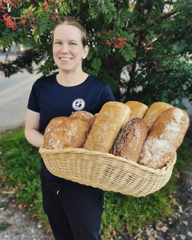 Kaksi lihapiirakkaa, joista toisen päällä kananmuna, Lappeenrannan torilla