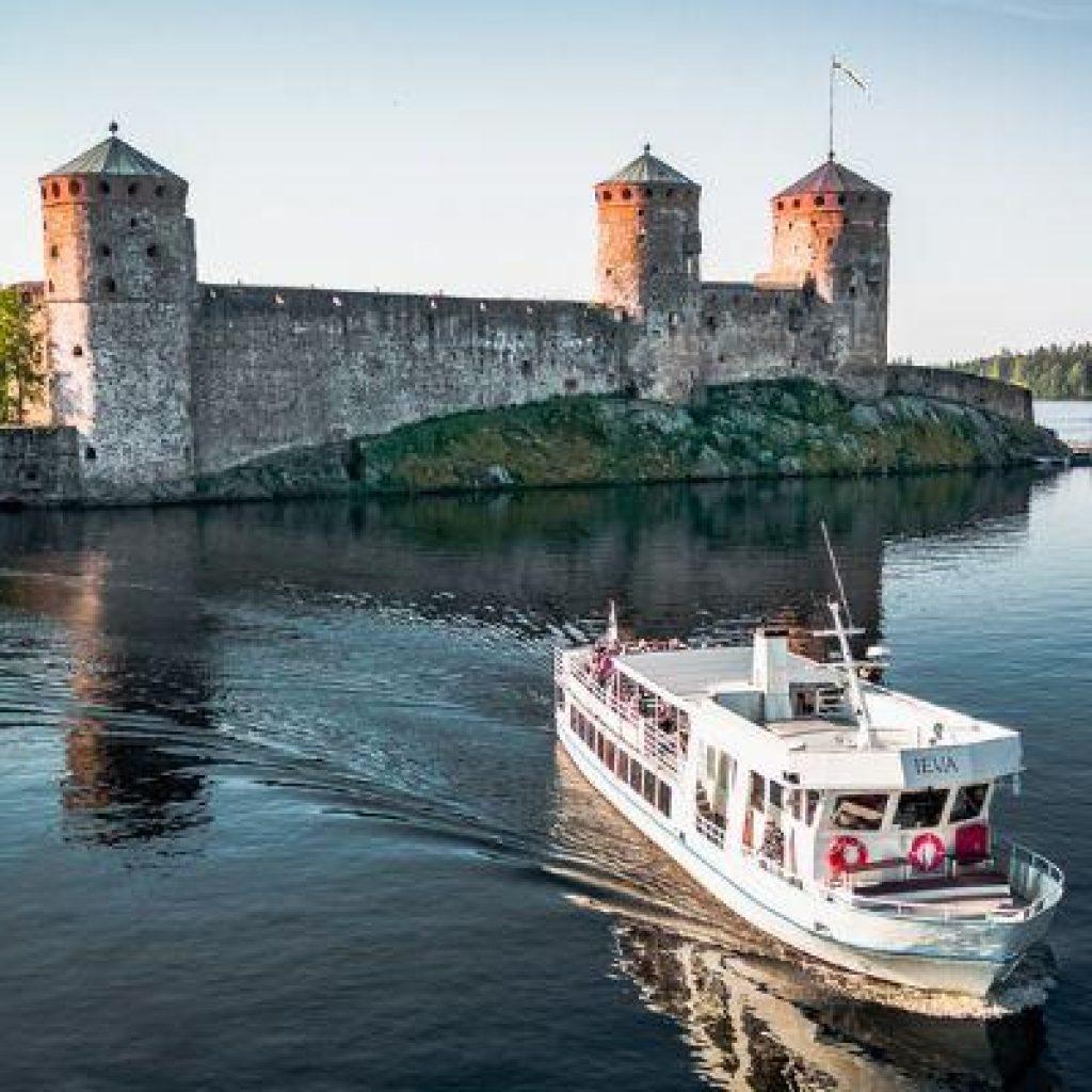 Risteilyalus m/s Ieva Olavinlinnan edustalla Savonlinnassa