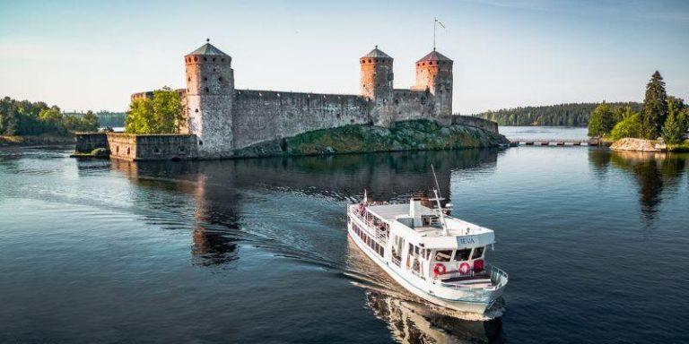 Risteilyalus m/s Ieva Olavinlinnan edustalla Savonlinnassa